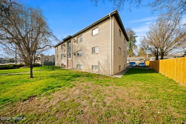 a view of a house with backyard