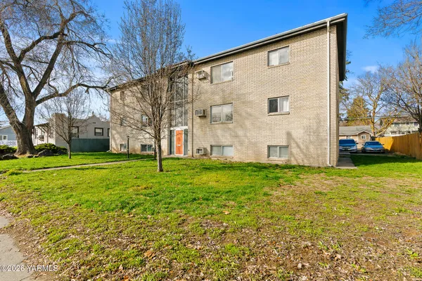 a view of a house with a yard
