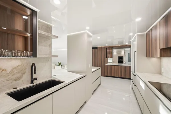 $6,200 | 5555 Collins Avenue, Unit 16H, Miami Beach, FL 33140