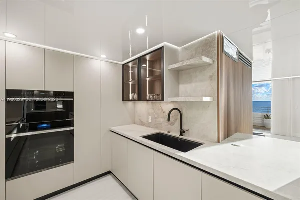 $6,200 | 5555 Collins Avenue, Unit 16H, Miami Beach, FL 33140