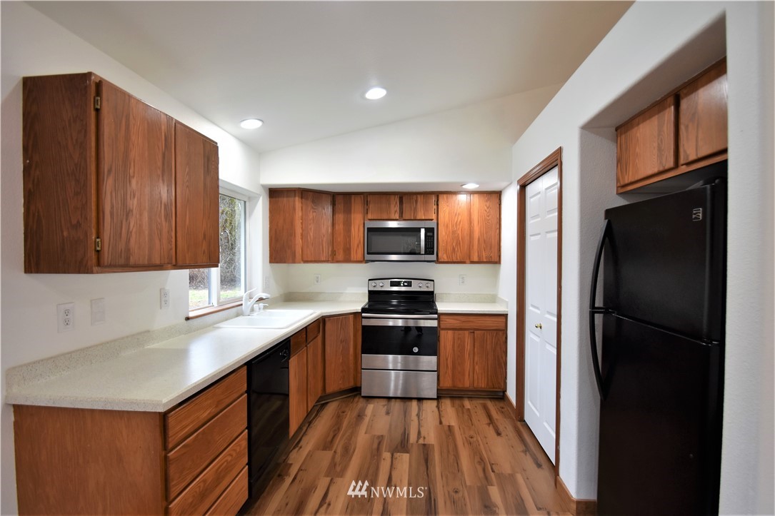 11210 180th Lane Southwest Rochester, WA 98579 - Photo 4 of 10