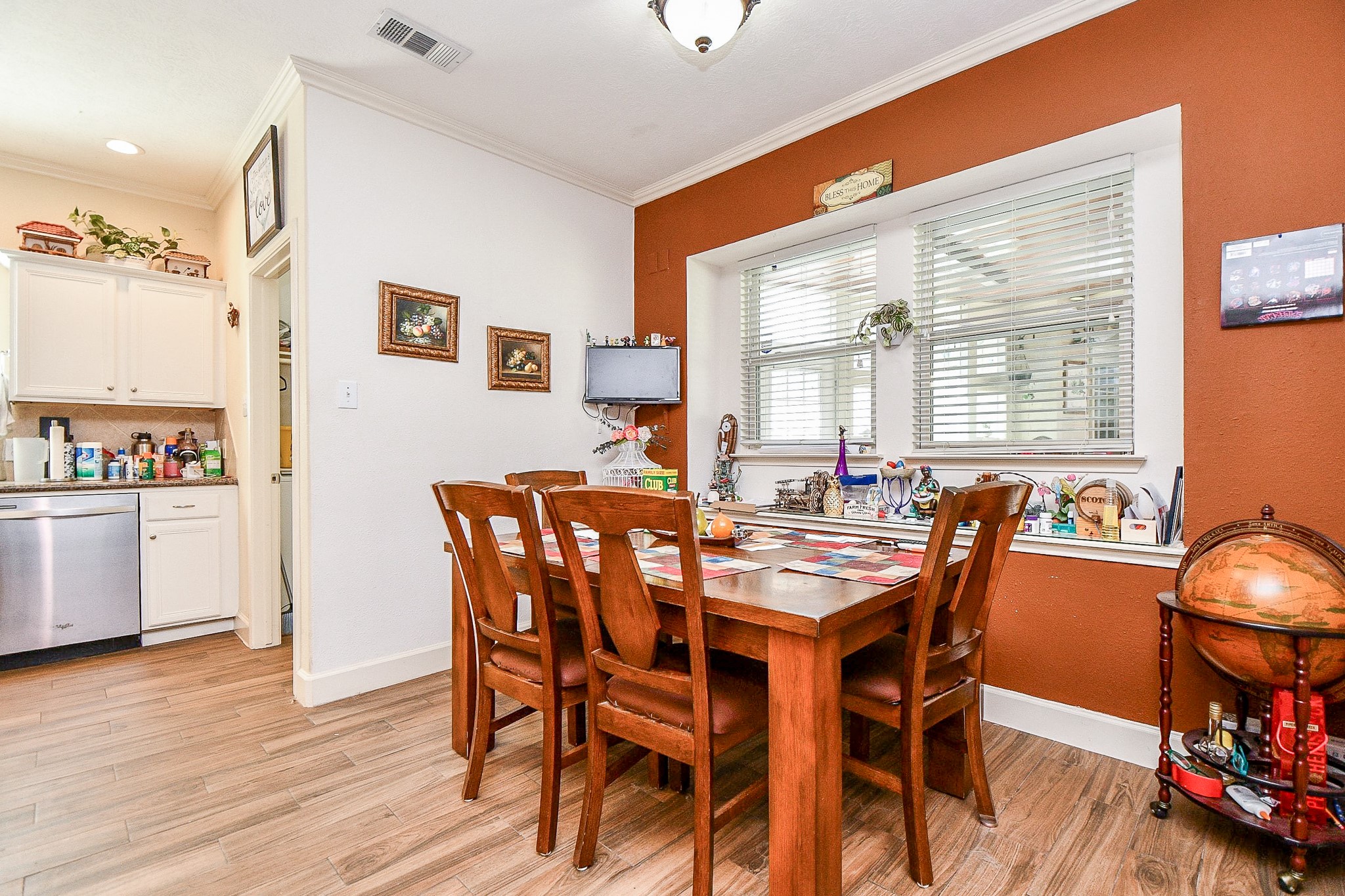 2910 Clayton Ridge Court Houston, TX 77082 - Photo 12 of 32 View of breakfast area. Window looks out to backyard.