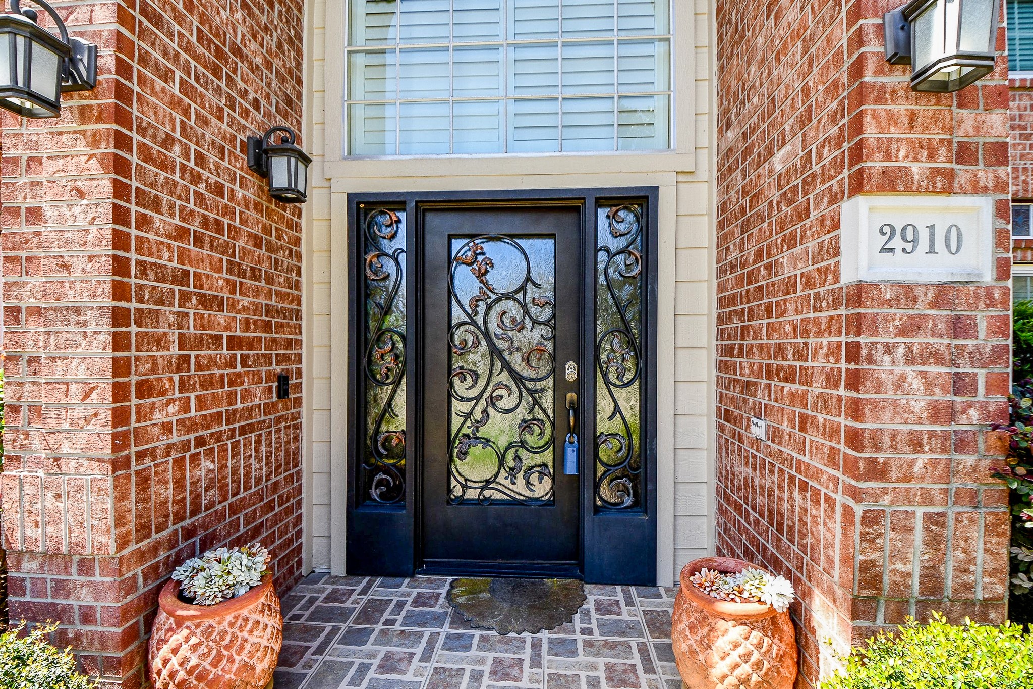 2910 Clayton Ridge Court Houston, TX 77082 - Photo 6 of 32 a front view of a building