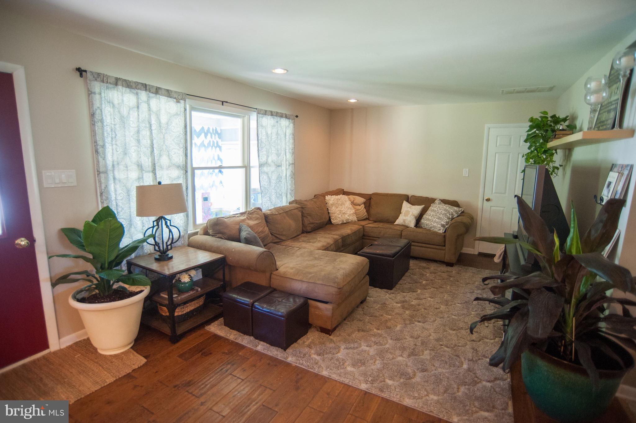 1611 Seward Road Chester, MD 21619 - Photo 9 of 27 Living Room