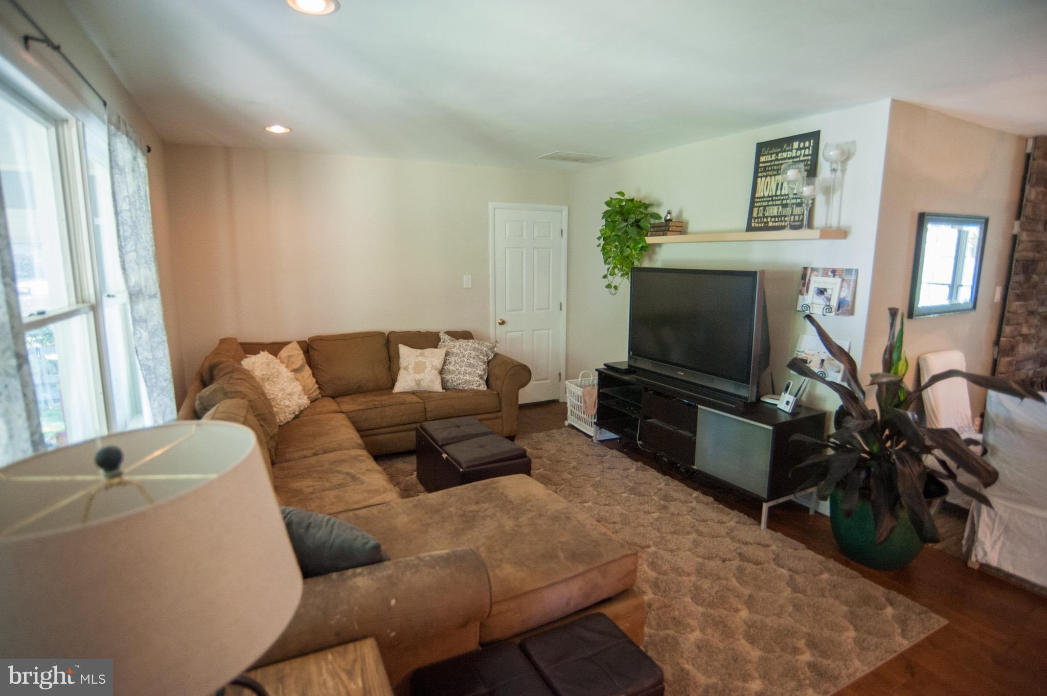1611 Seward Road Chester, MD 21619 - Photo 10 of 27 Living Room