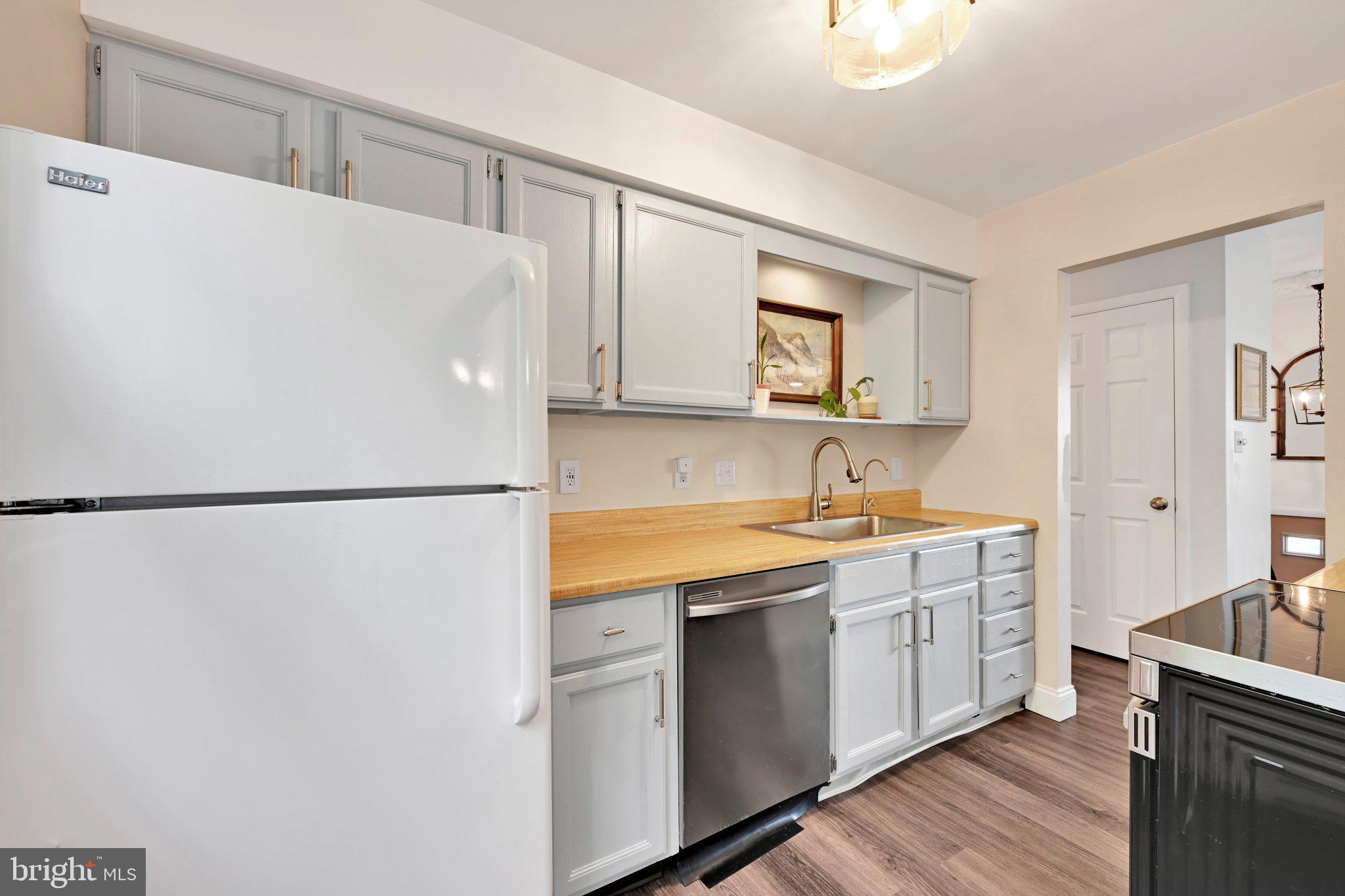 4815 Delbrook Road Mechanicsburg, PA 17050 - Photo 6 of 34 Kitchen
