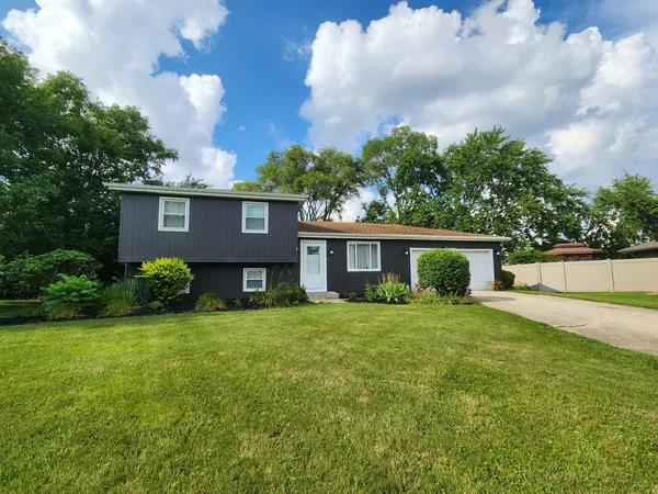 $389,000 | 2412 Durness Court, Crest Hill, IL 60403