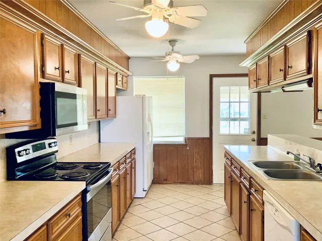 $1,450 | 225 Crest Hill Drive, Conroe, TX 77301