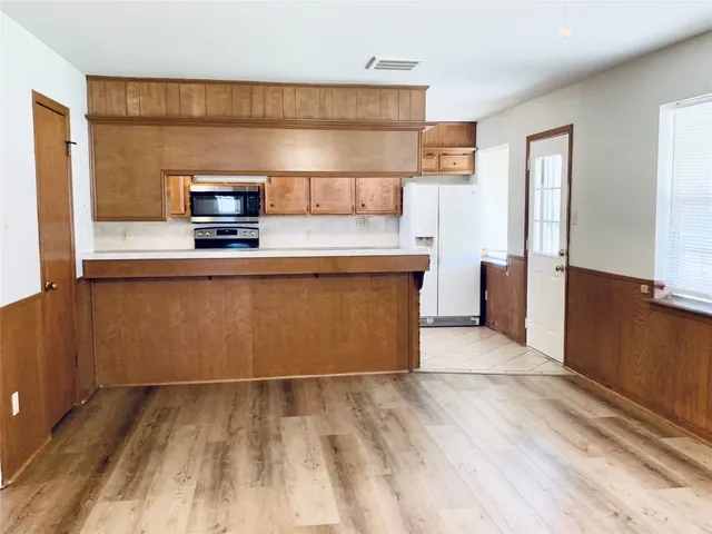 $1,450 | 225 Crest Hill Drive, Conroe, TX 77301