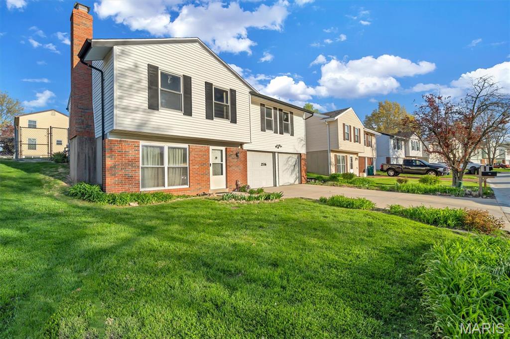 2536 Wellesley High Ridge, MO 63049 - Photo 3 of 21