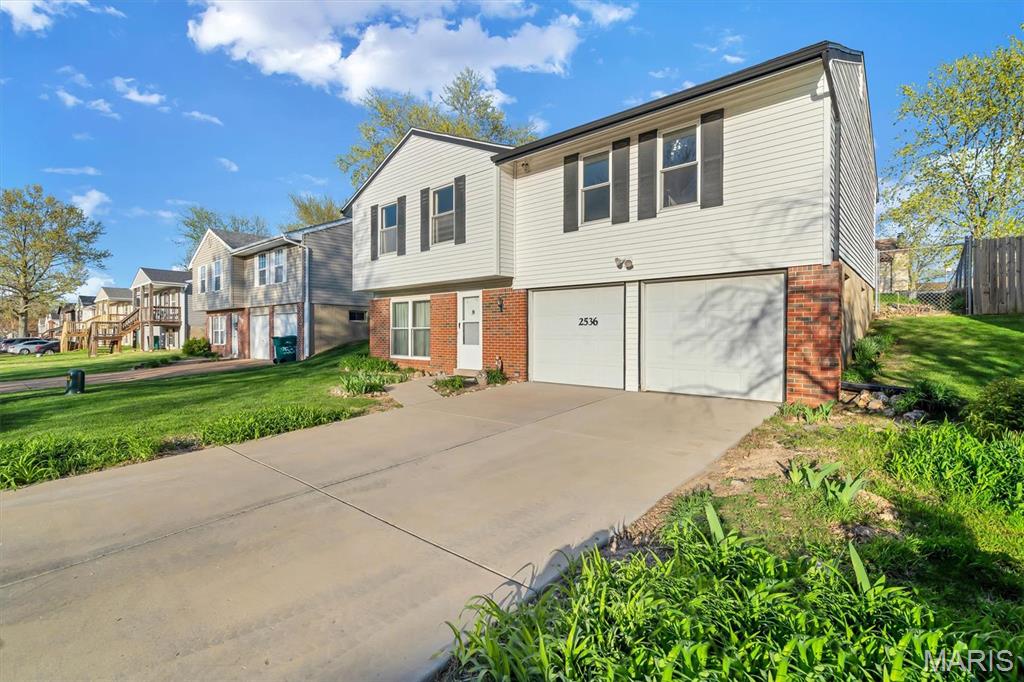 2536 Wellesley High Ridge, MO 63049 - Photo 4 of 21