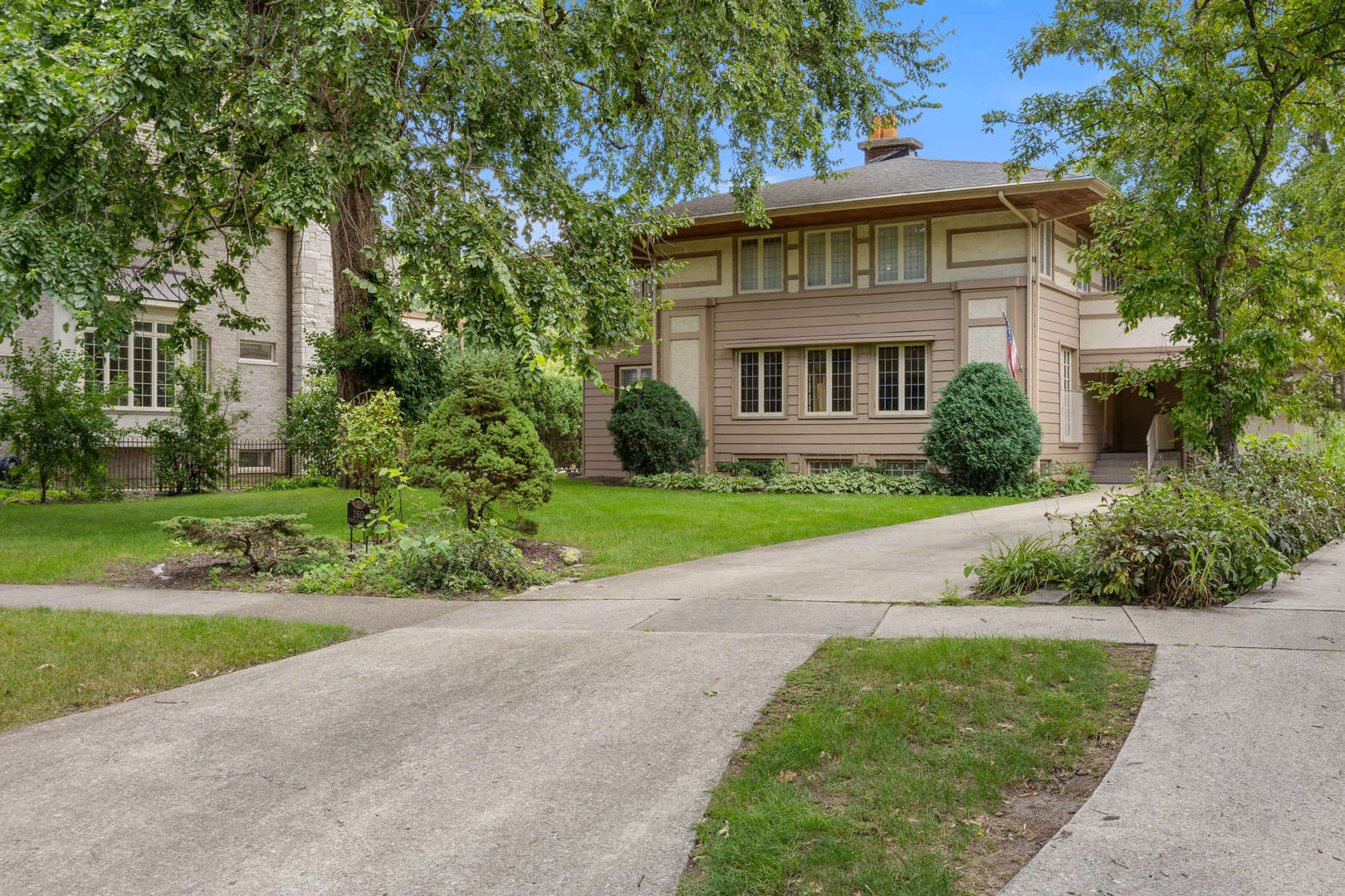 260 Maplewood Road Riverside, IL 60546 - Photo 3 of 48 a front view of house with yard and green space