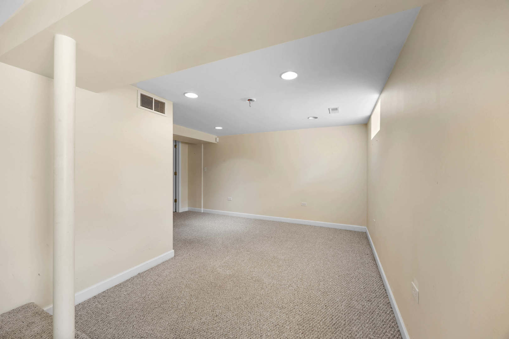 260 Maplewood Road Riverside, IL 60546 - Photo 35 of 48 a view of an empty room