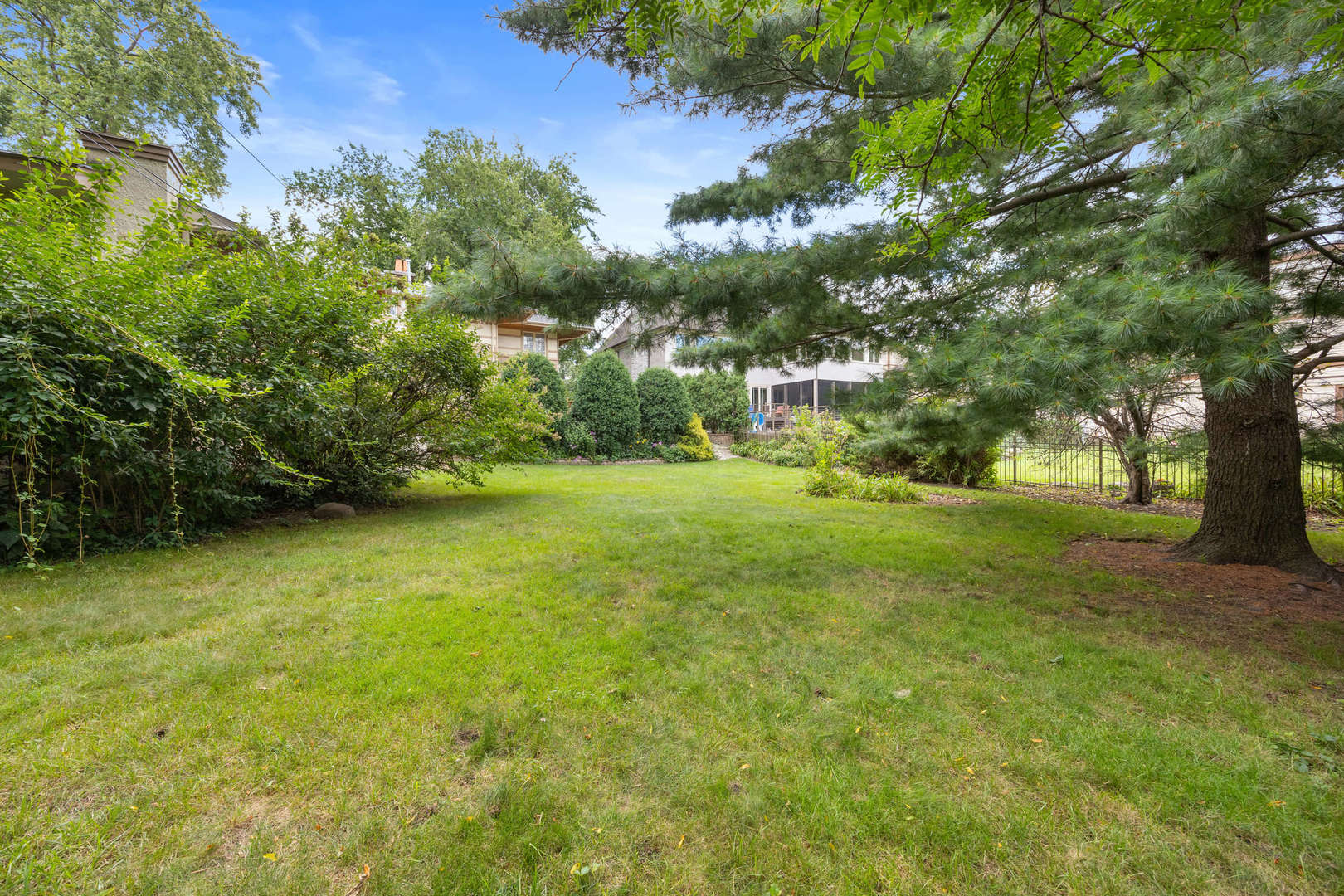 260 Maplewood Road Riverside, IL 60546 - Photo 44 of 48 a view of a trees with a yard
