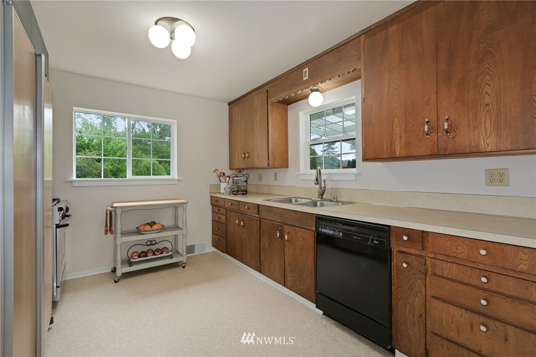 4440 Preston-Fall City Road Southeast Fall City, WA 98024 - Photo 11 of 38 a kitchen that has a sink and a stove in it