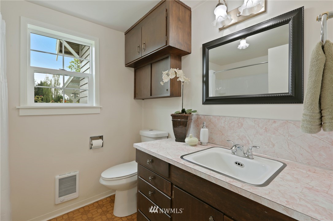 4440 Preston-Fall City Road Southeast Fall City, WA 98024 - Photo 13 of 38 a bathroom with a toilet sink and mirror