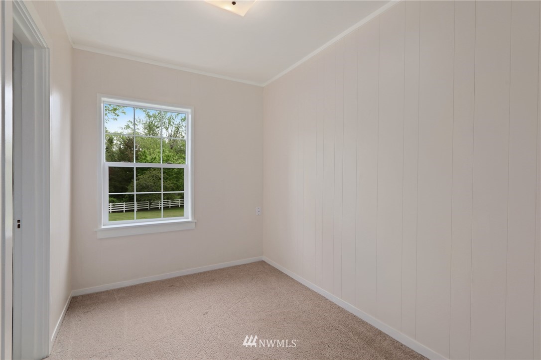 4440 Preston-Fall City Road Southeast Fall City, WA 98024 - Photo 17 of 38 an empty room with a window