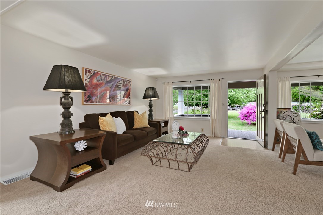 4440 Preston-Fall City Road Southeast Fall City, WA 98024 - Photo 4 of 38 a living room with furniture and a potted plant