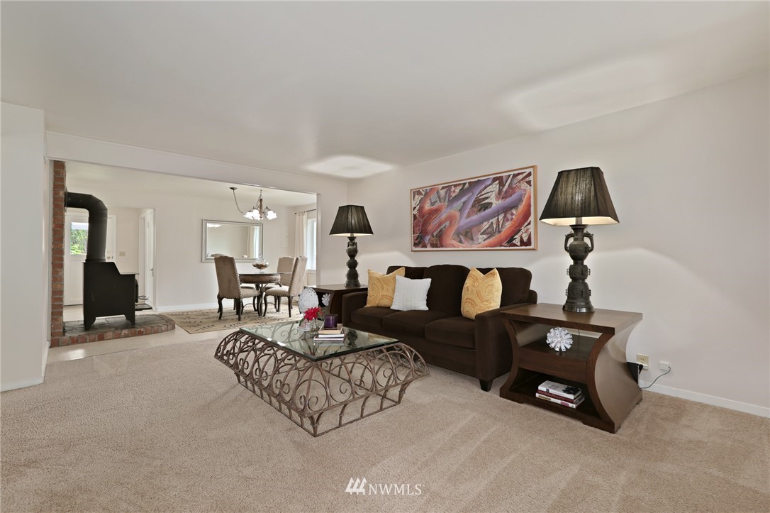 4440 Preston-Fall City Road Southeast Fall City, WA 98024 - Photo 5 of 38 a living room with furniture and a lamp