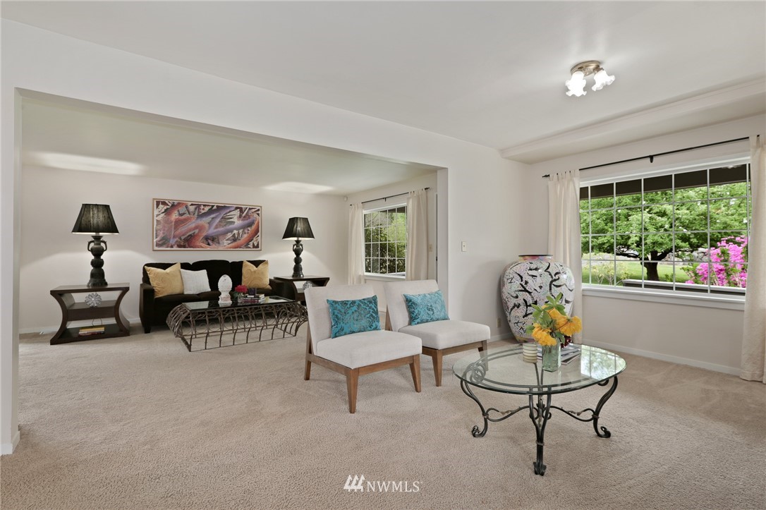 4440 Preston-Fall City Road Southeast Fall City, WA 98024 - Photo 8 of 38 a living room with furniture and a potted plant