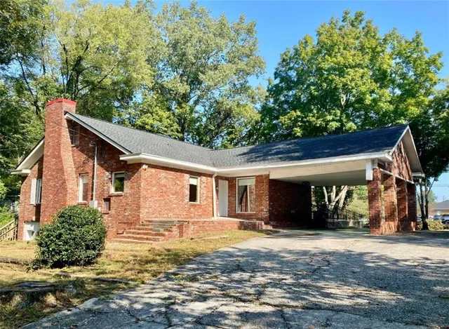a view of a house with a yard
