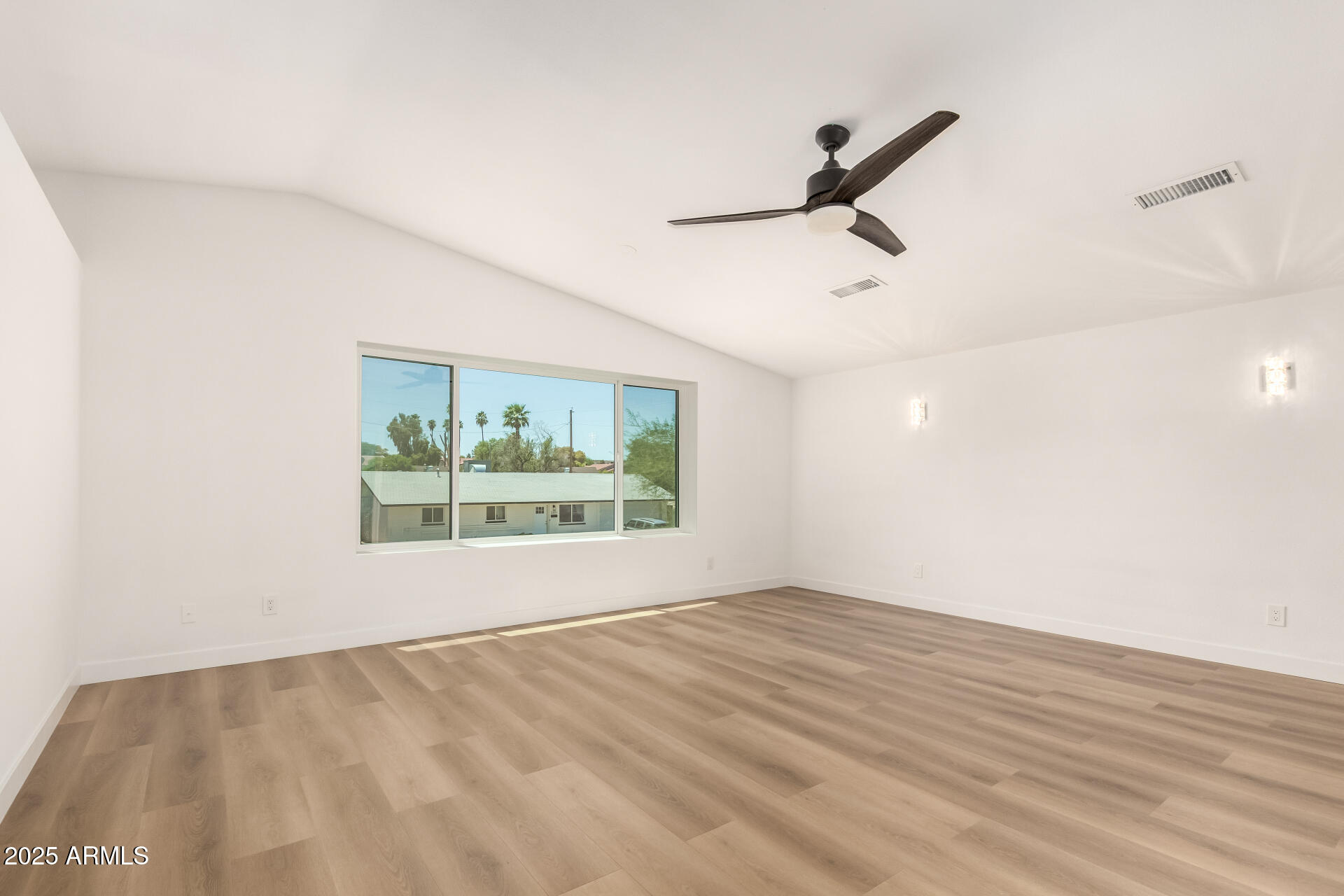 2210 East Everett Drive Phoenix, AZ 85022 - Photo 15 of 43 Upstairs Master