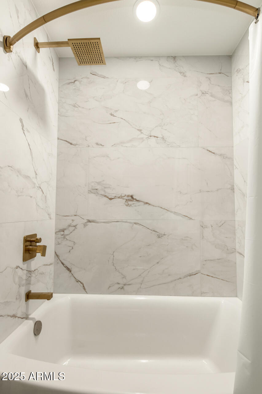 2210 East Everett Drive Phoenix, AZ 85022 - Photo 27 of 43 Guest Bath