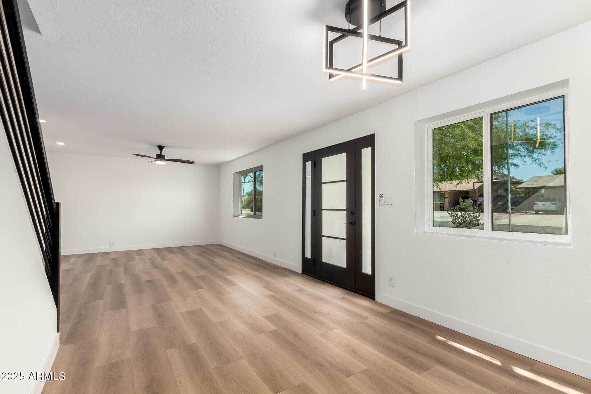 2210 East Everett Drive Phoenix, AZ 85022 - Photo 5 of 43 Entry