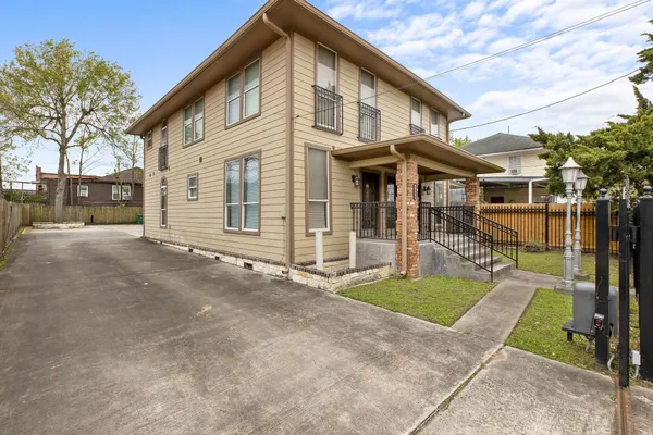 a view of a house with backyard and porch