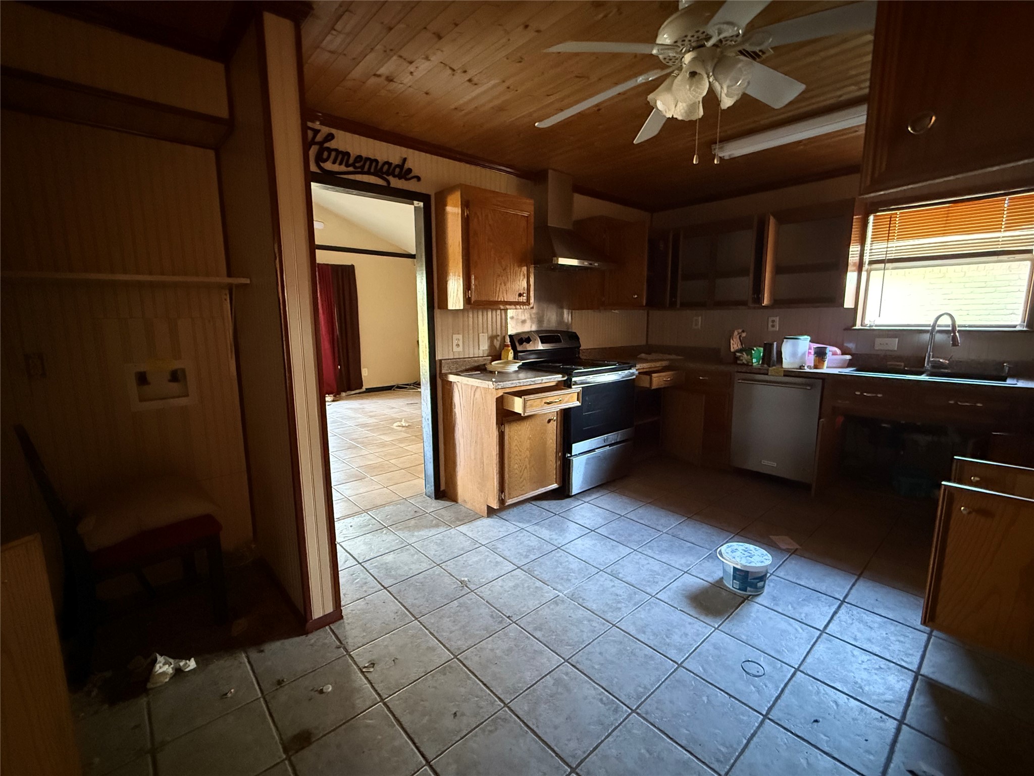 252 Bastrop Street Angleton, TX 77515 - Photo 10 of 11 a kitchen with stainless steel appliances granite countertop a stove a sink and a refrigerator