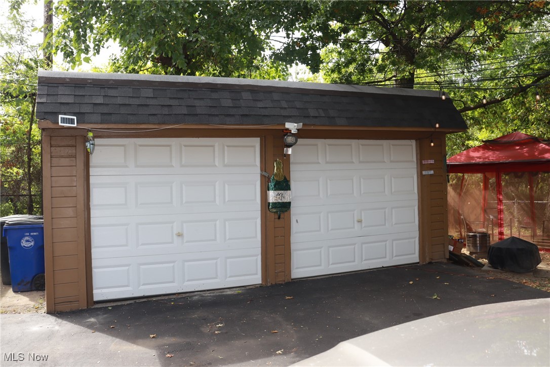 1760 Algonac Road Cleveland, OH 44112 - Photo 4 of 46