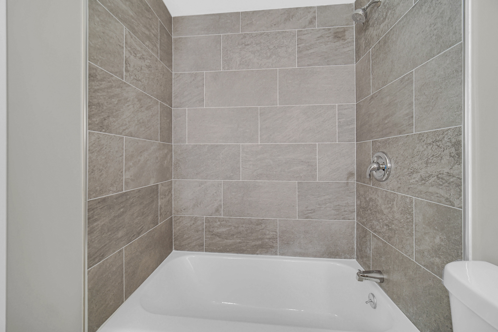5733 North Sheridan Road, Unit 27C Chicago, IL 60660 - Photo 15 of 23 a bathroom with a bathtub