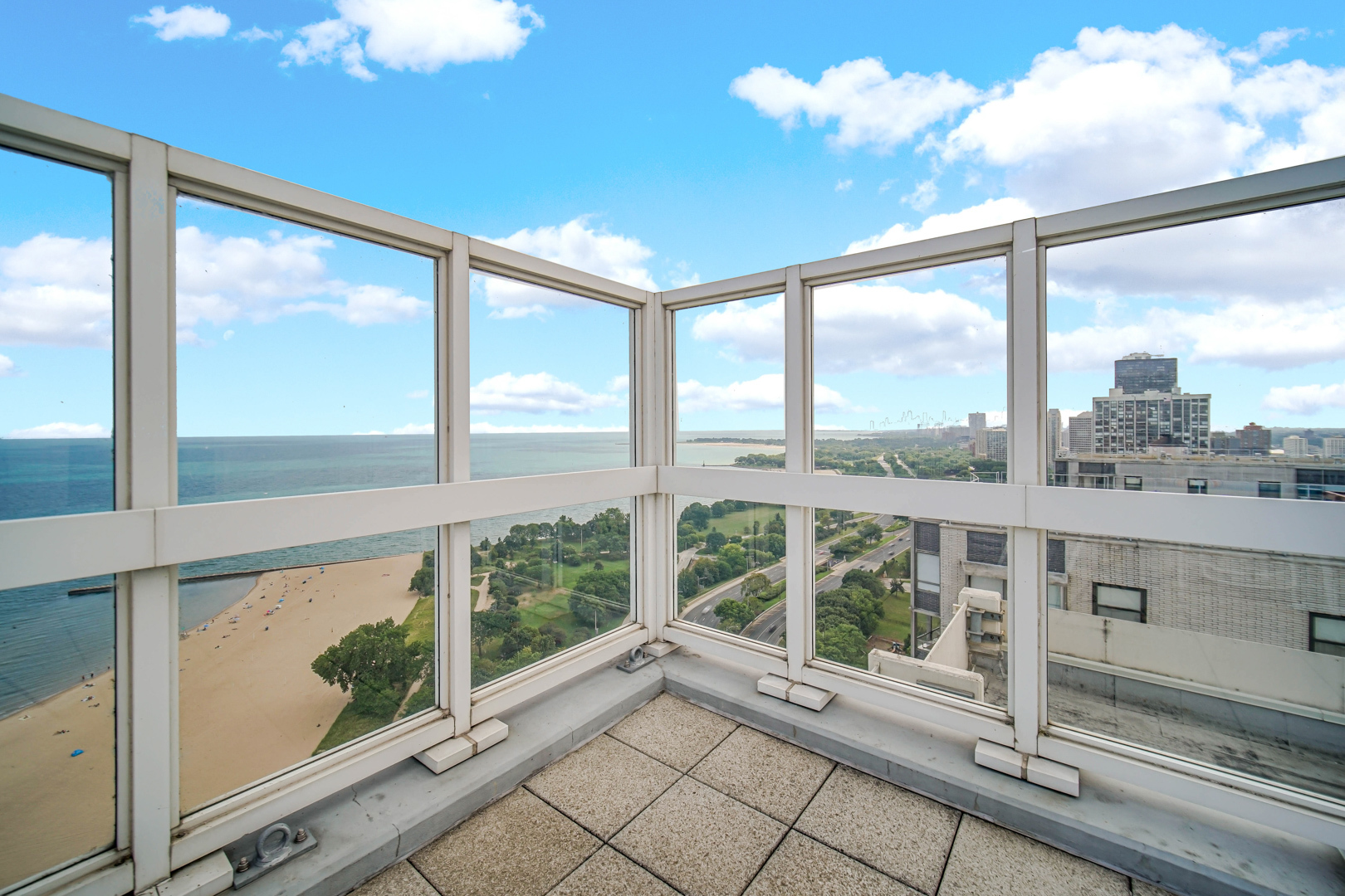 5733 North Sheridan Road, Unit 27C Chicago, IL 60660 - Photo 16 of 23 a view of an empty room with a large window