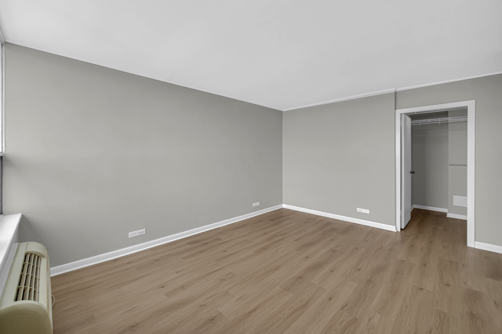 5733 North Sheridan Road, Unit 27C Chicago, IL 60660 - Photo 20 of 23 a view of an empty room with wooden floor