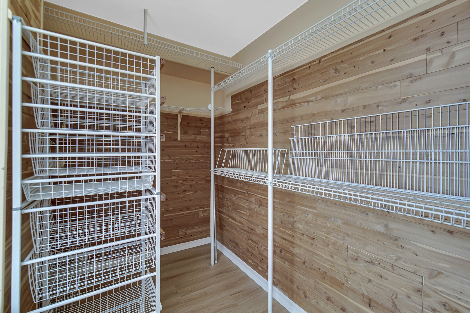 5733 North Sheridan Road, Unit 27C Chicago, IL 60660 - Photo 21 of 23 a view of empty room with wooden floor