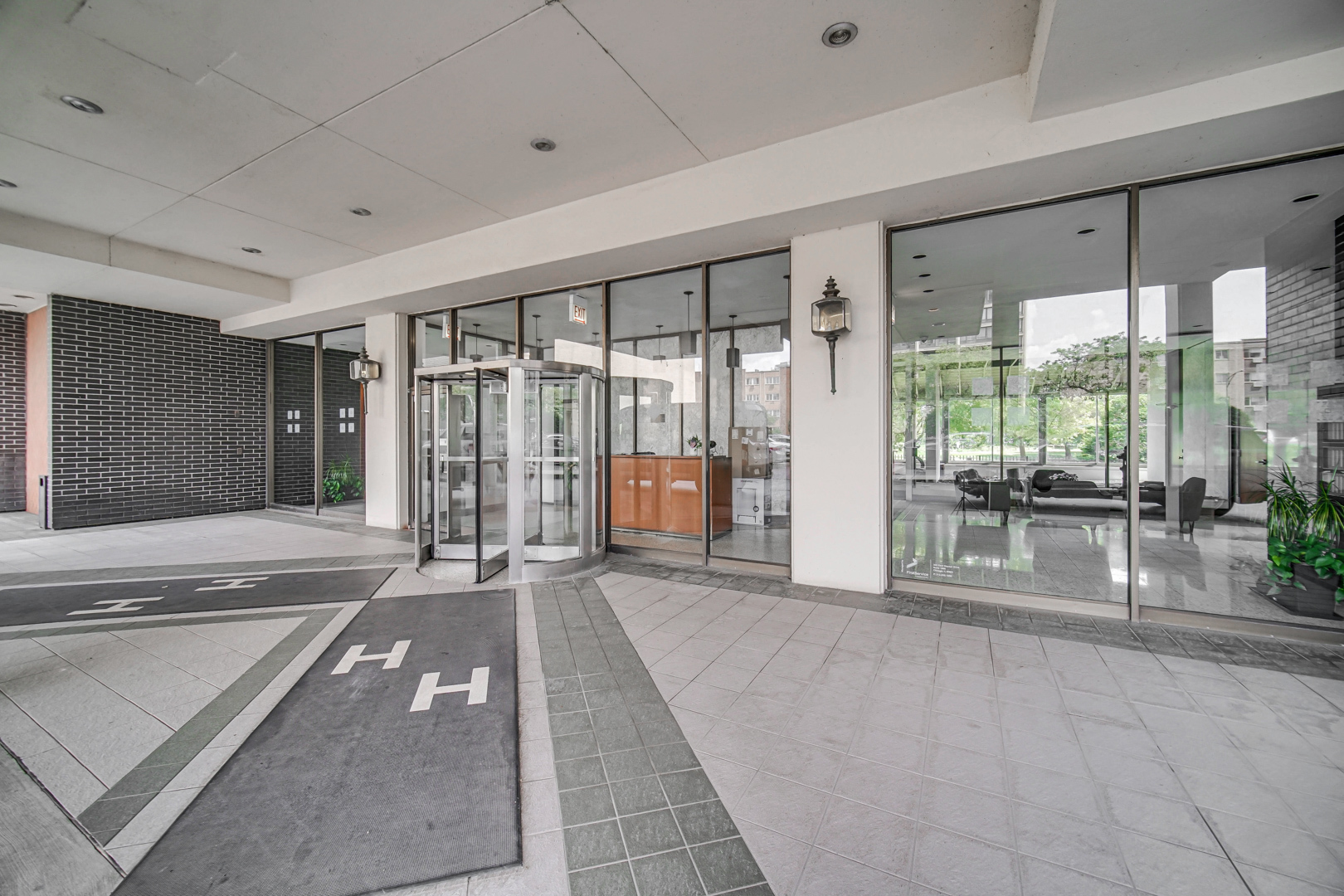 5733 North Sheridan Road, Unit 27C Chicago, IL 60660 - Photo 5 of 23 a indoor view