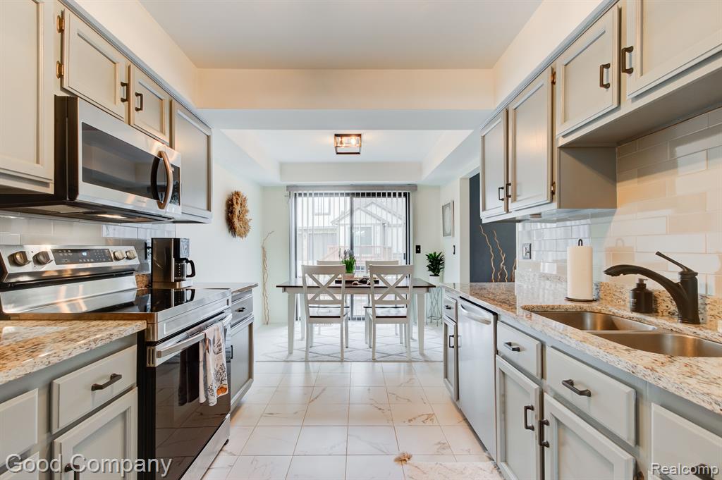 228 Meadow Ln Circle Rochester Hills, MI 48307 - Photo 6 of 32