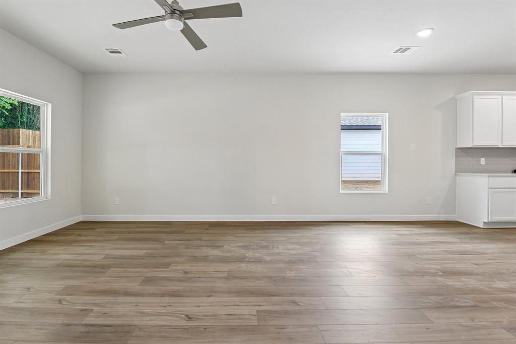 359 Declan Street Springtown, TX 76082 - Photo 7 of 38