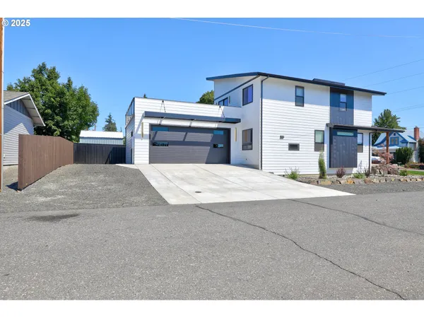 $519,990 | 211 Heisler Street, Dufur, OR 97021