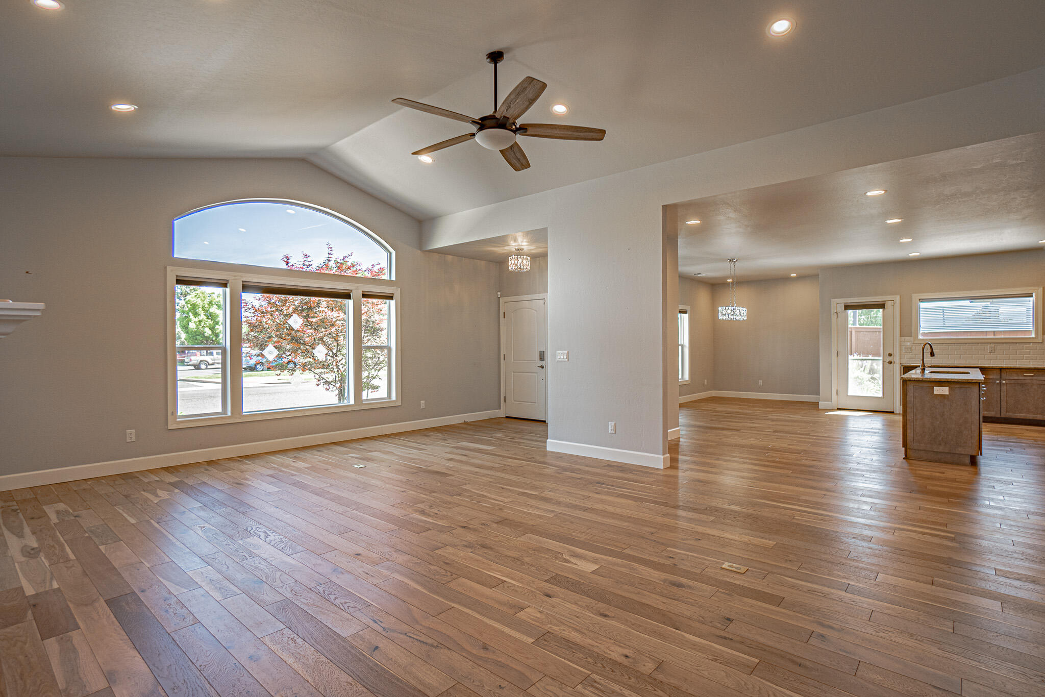 449 South Haskell Street Central Point, OR 97502 - Photo 9 of 35 DSC09962-HDR