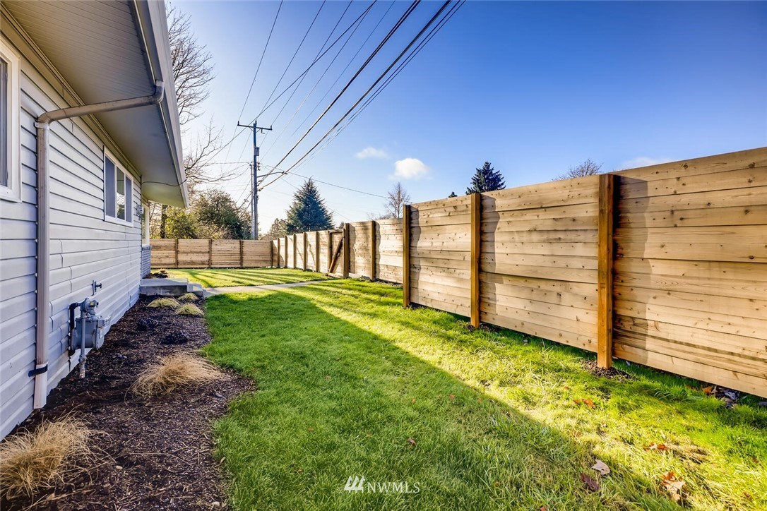 12710 64th Avenue South Seattle, WA 98178 - Photo 14 of 19 Gallery Image 14