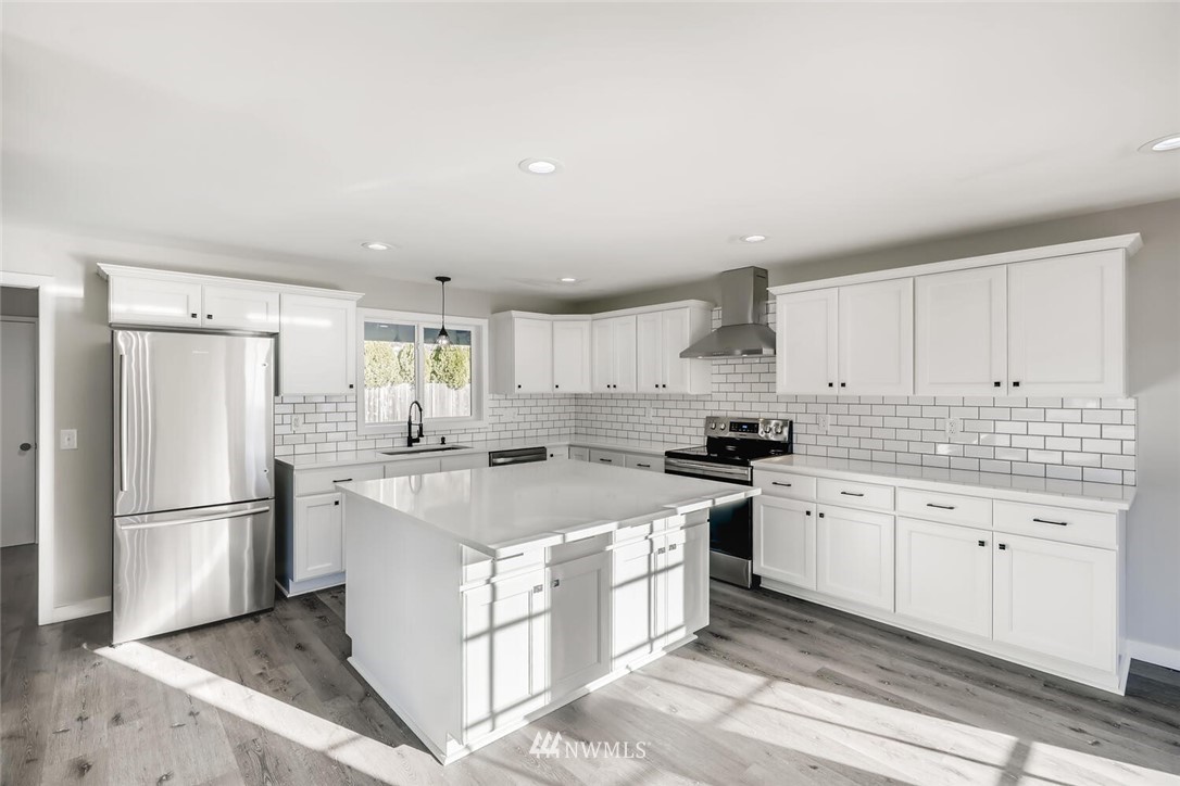 12710 64th Avenue South Seattle, WA 98178 - Photo 3 of 19 Gallery Image 3