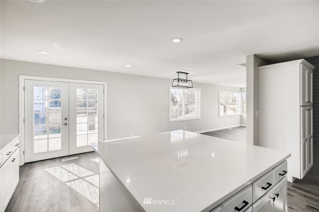 12710 64th Avenue South Seattle, WA 98178 - Photo 4 of 19 Gallery Image 4