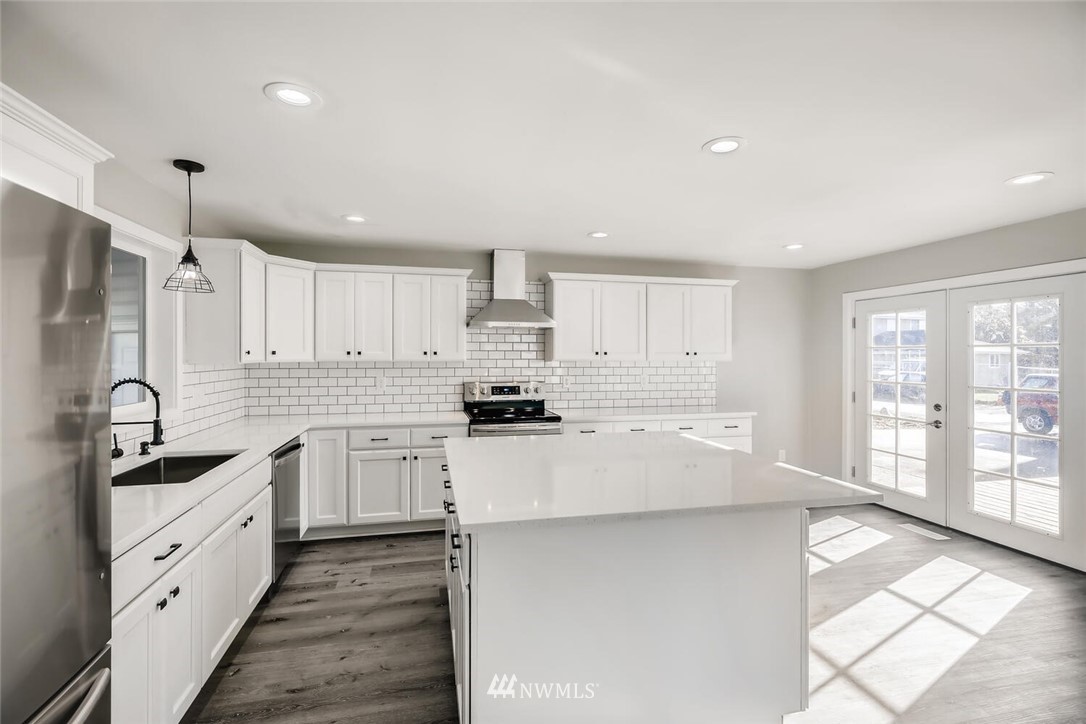 12710 64th Avenue South Seattle, WA 98178 - Photo 5 of 19 Gallery Image 5
