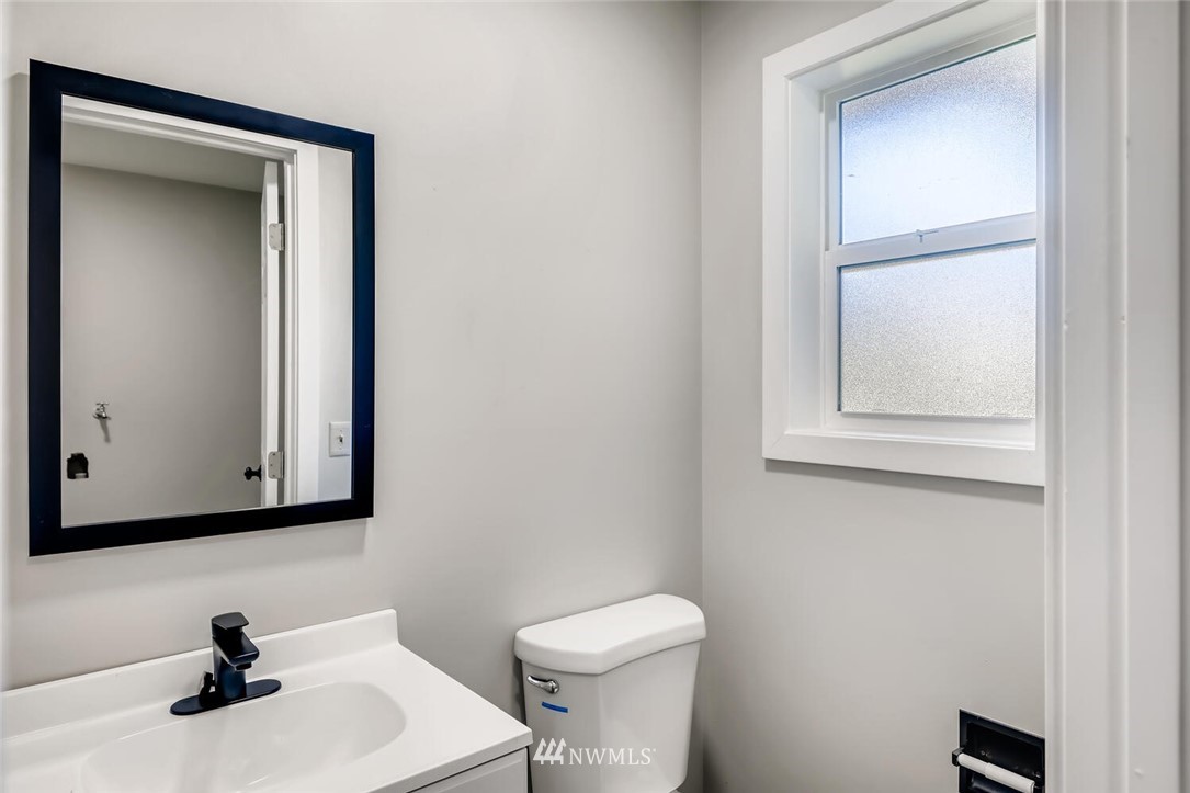 12710 64th Avenue South Seattle, WA 98178 - Photo 9 of 19 Gallery Image 9