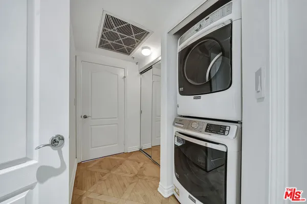 $1,050,000 | 4477 Woodman Avenue, Unit 305, Sherman Oaks, CA 91423