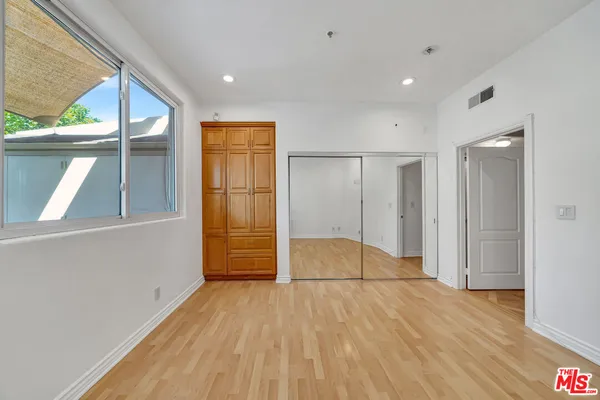 $1,050,000 | 4477 Woodman Avenue, Unit 305, Sherman Oaks, CA 91423