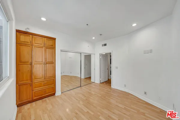 $1,050,000 | 4477 Woodman Avenue, Unit 305, Sherman Oaks, CA 91423