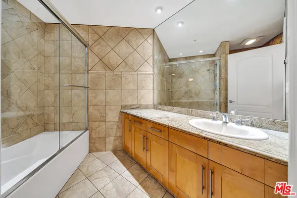 $1,050,000 | 4477 Woodman Avenue, Unit 305, Sherman Oaks, CA 91423