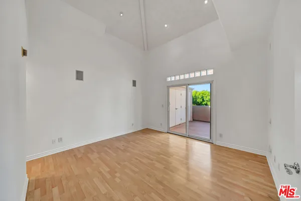 $1,050,000 | 4477 Woodman Avenue, Unit 305, Sherman Oaks, CA 91423